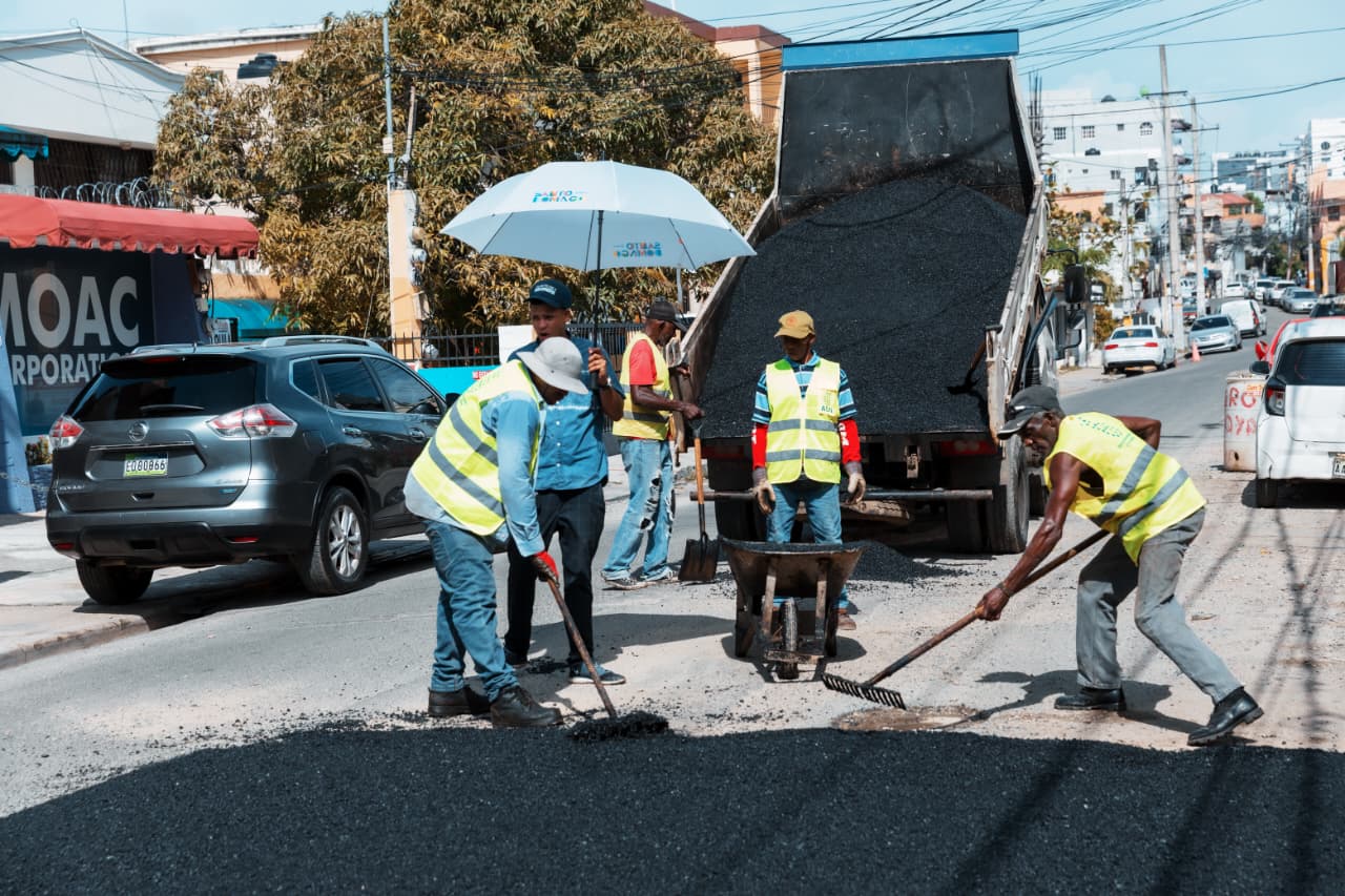 Alcaldía del Distrito Nacional inicia programa de bacheo en el Ensanche Quisqueya.