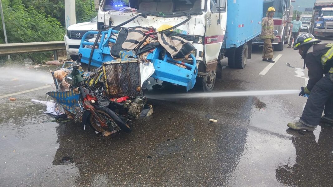 Vendedor de pan muere arrollado por camión en la autopista Joaquín Balaguer de Santiago.