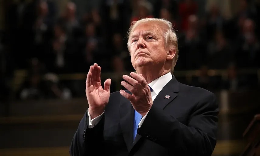 Trump dice que "le encantaría" optar a un tercer mandato, pero respalda fórmula Vance-Rubio.