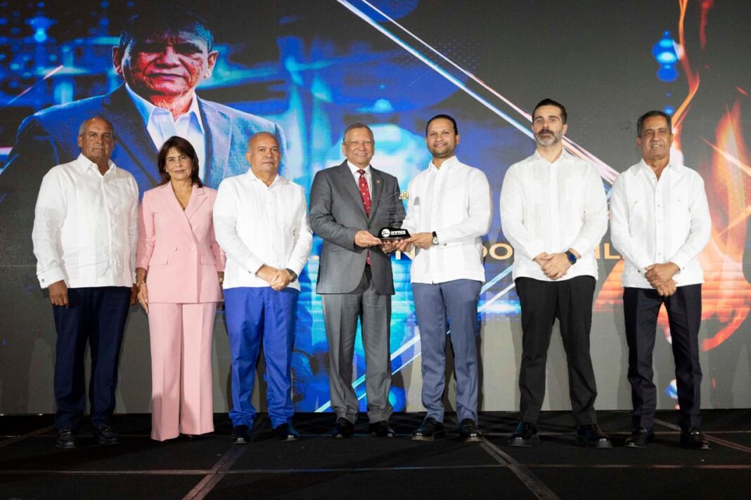 Productores de asfalto reconoce al doctor Leonardo Aguilera por su apoyo al desarrollo del sector.