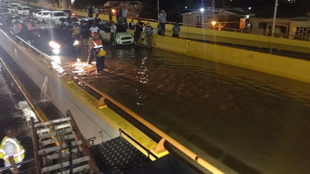 Inundaciones provocan caos en el elevado de la avenida Monumental en Santiago.