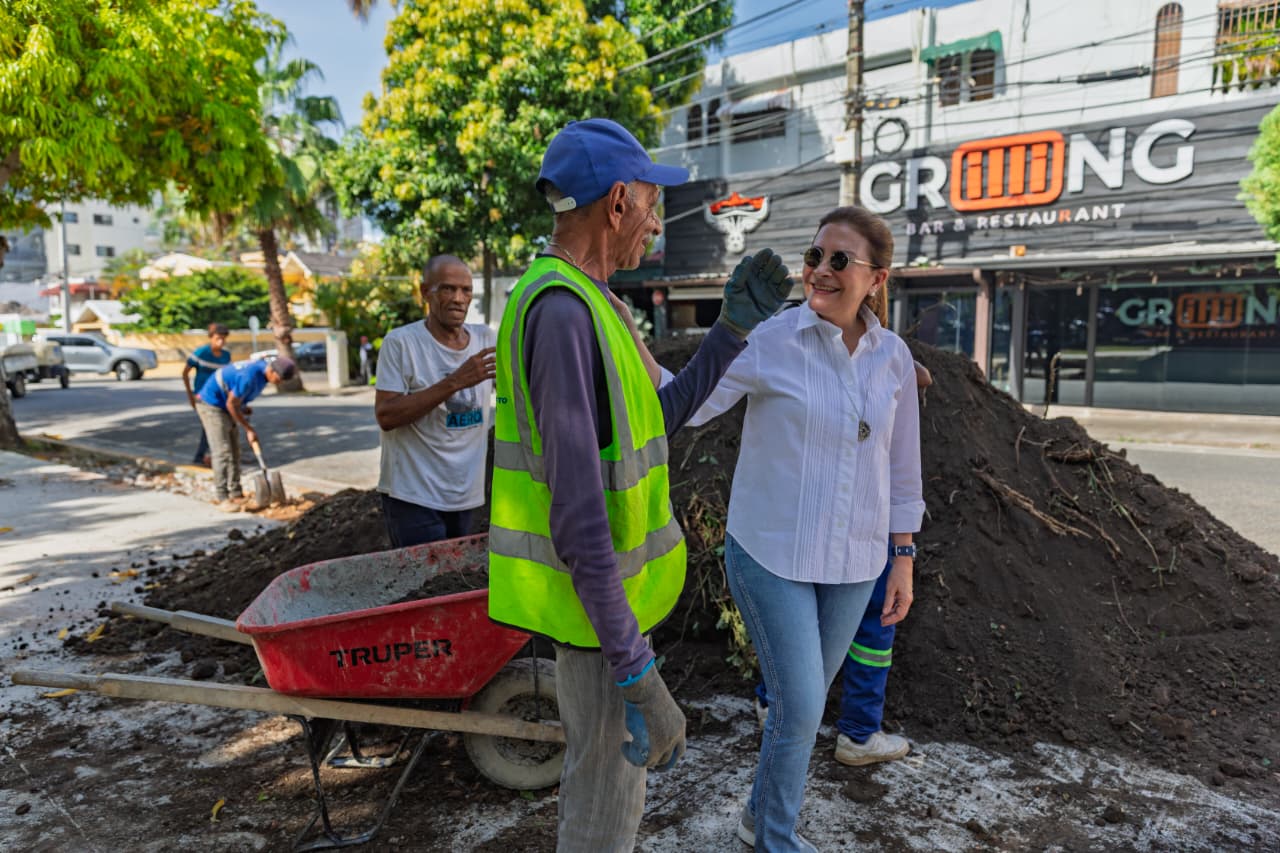 Carolina inspecciona los trabajos que desarrolla la Alcaldía del DN en la ciudad