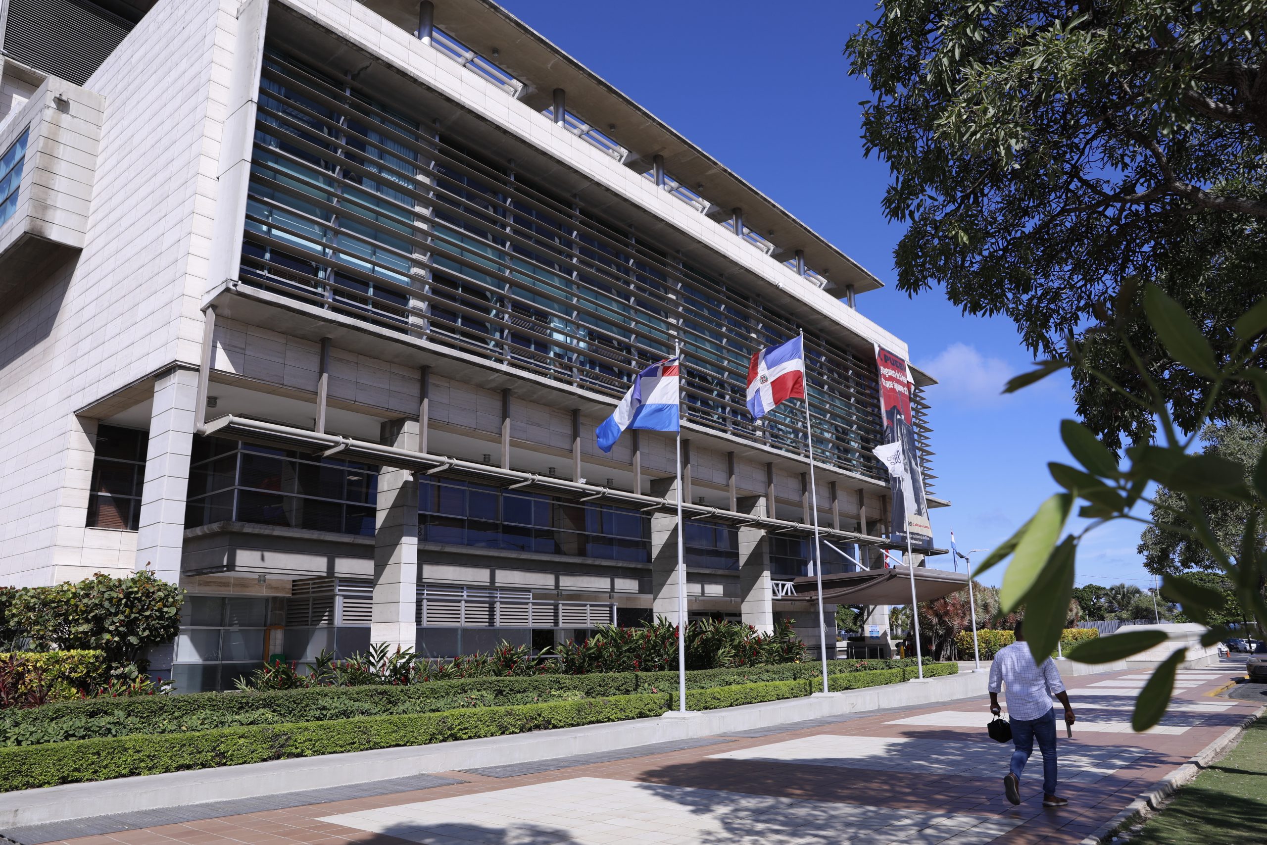 Golpe a la impunidad: Ministerio Público arresta 11 policías en Santiago