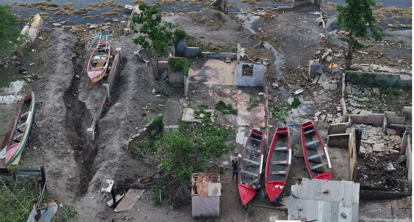 Huracán Melissa deja más de 120,000 viviendas dañadas y 27 comunidades aisladas en el oeste de Jamaica.