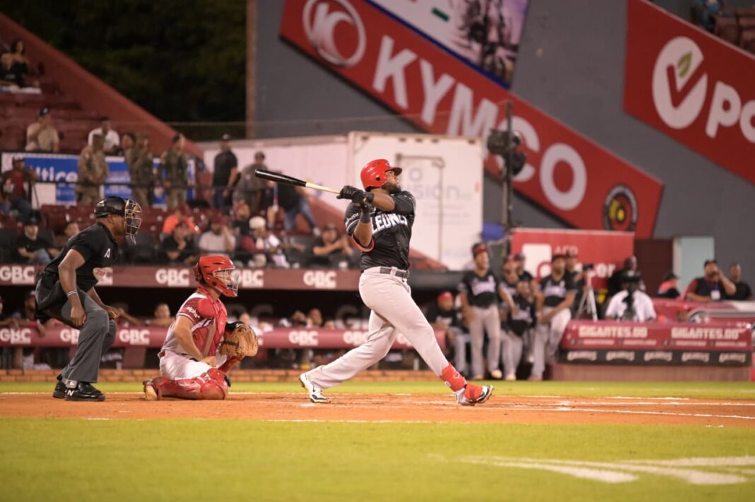 Gavin y Cordero impulsan triunfo de los Leones del Escogido en San Francisco de Macorís.