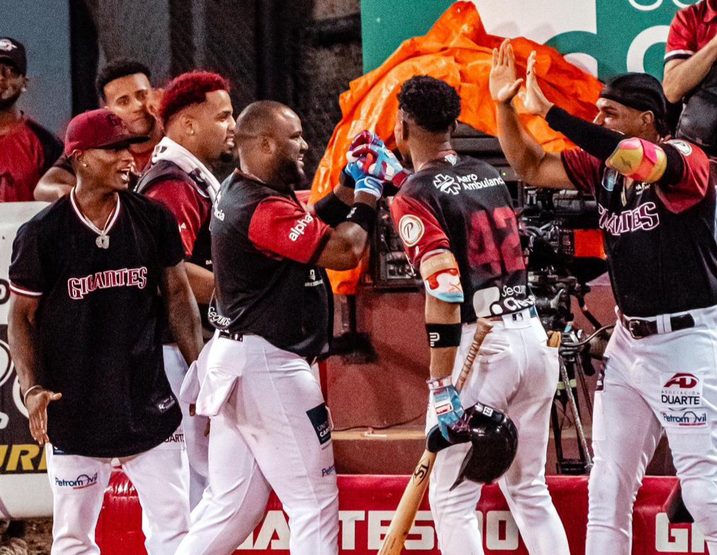 Gigantes arman rally de cuatro en la octava y superan 5-2 a las Estrellas.