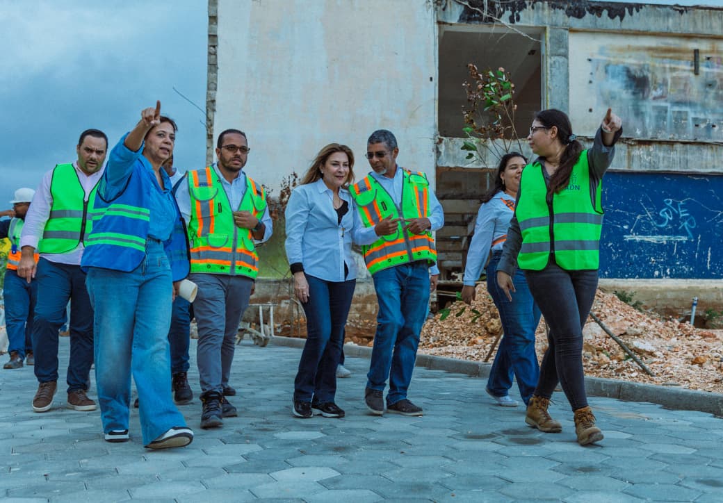 Carolina supervisa obras en el DN; valora avances en el Malecón Deportivo y parque Taíno.