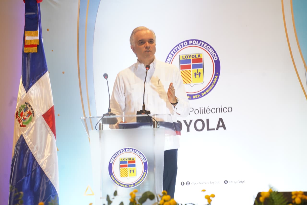 Ministro Luis Miguel De Camps exalta la educación técnica como motor de transformación en graduación del Instituto Politécnico Loyola.
