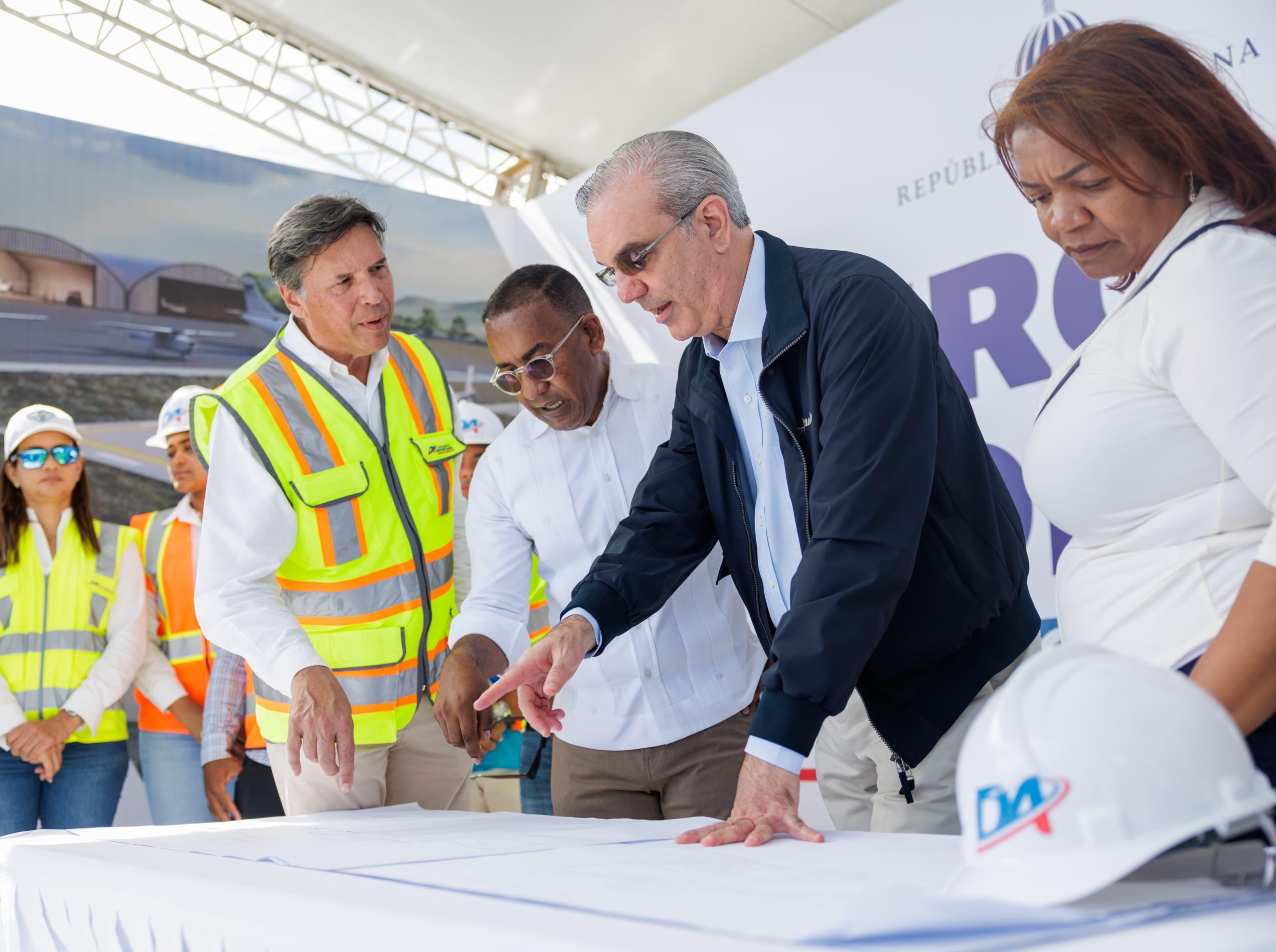Presidente Abinader supervisa avances del Aeropuerto Doméstico El Granero del Sur, San Juan.