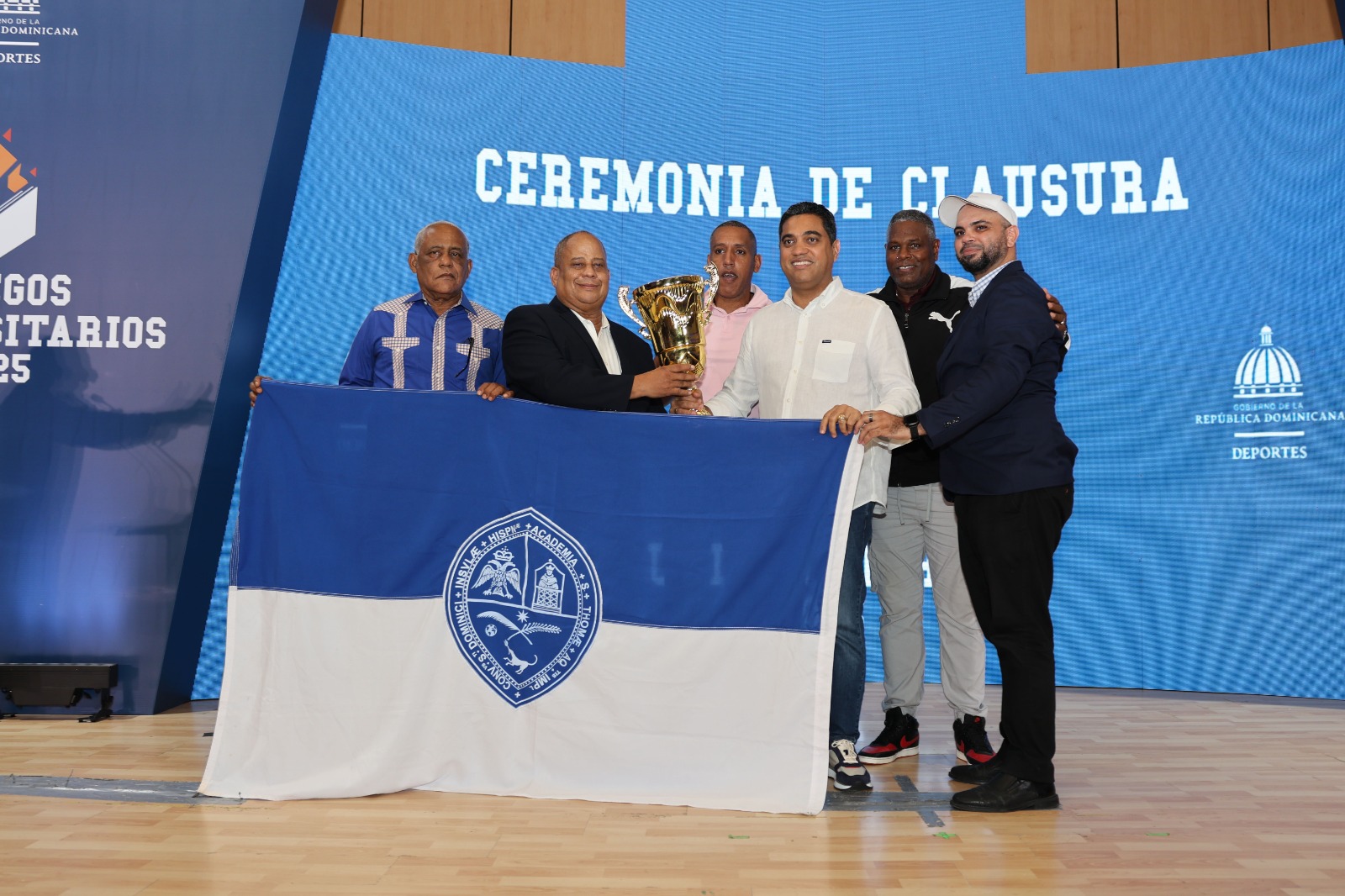 Concluyen con éxito los Juegos Universitarios 2025. Kelvin Cruz entrega corona de campeona a la UASD.