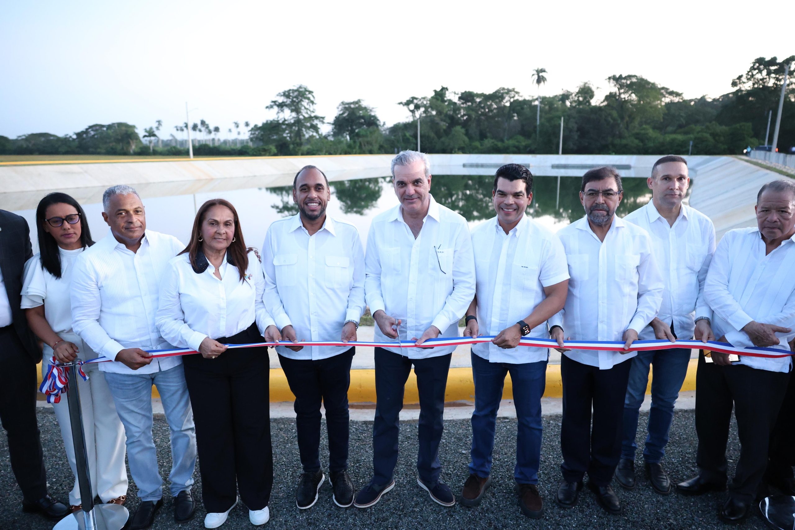 Presidente Luis Abinader y Wellington Arnaud, director del INAPA, inauguran planta de tratamiento de aguas residuales en el municipio Pimentel, provincia Duarte.