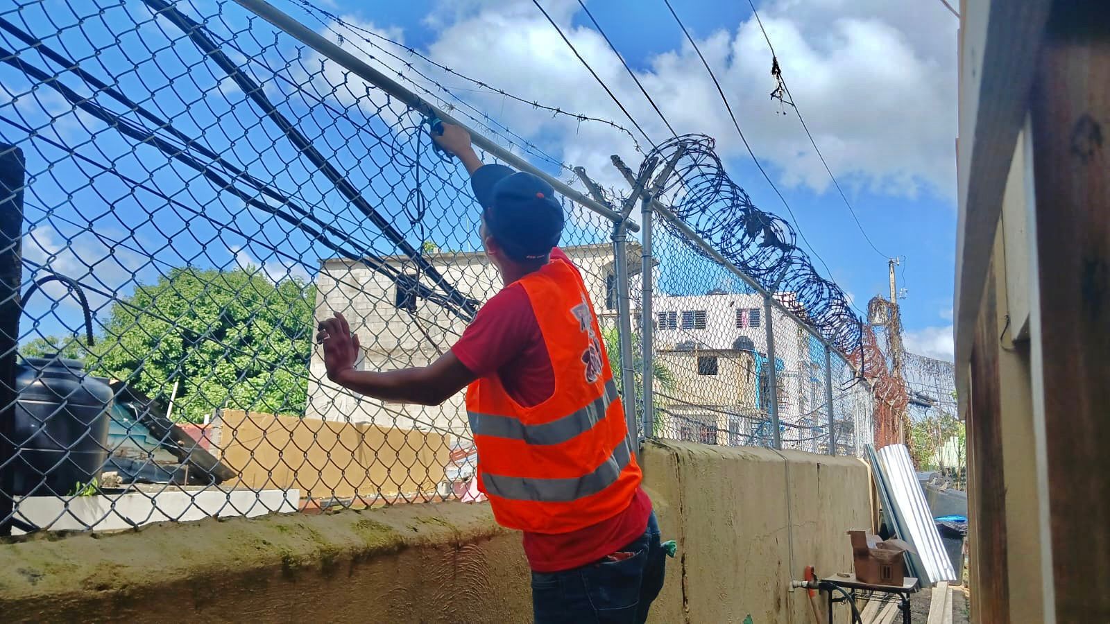 Infraestructura Escolar trabaja en la rehabilitación de escuelas afectadas por aguaceros de tormenta Melissa.