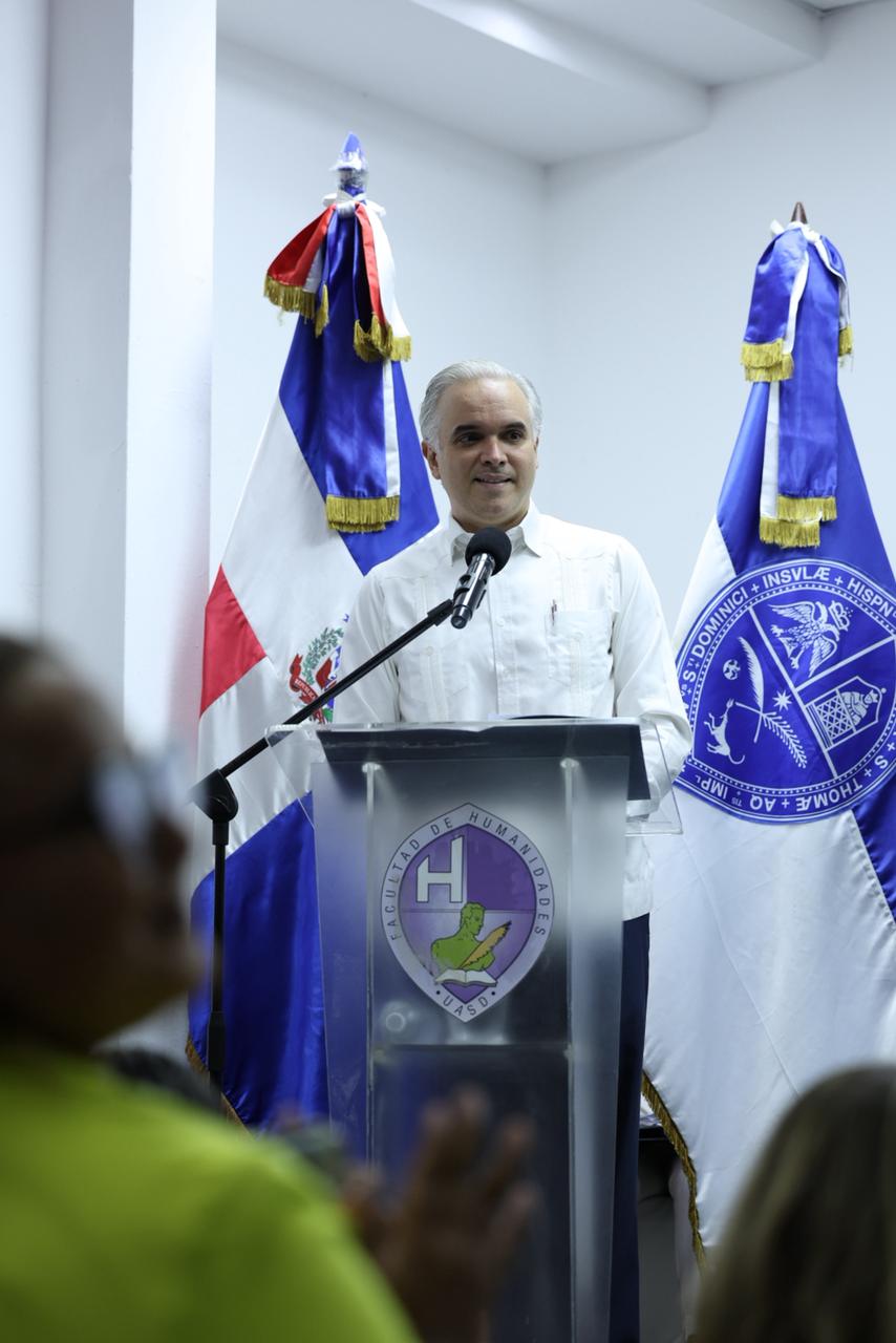 Universidad Autónoma de Santo Domingo rinde homenaje a Hatuey De Camps Jiménez.