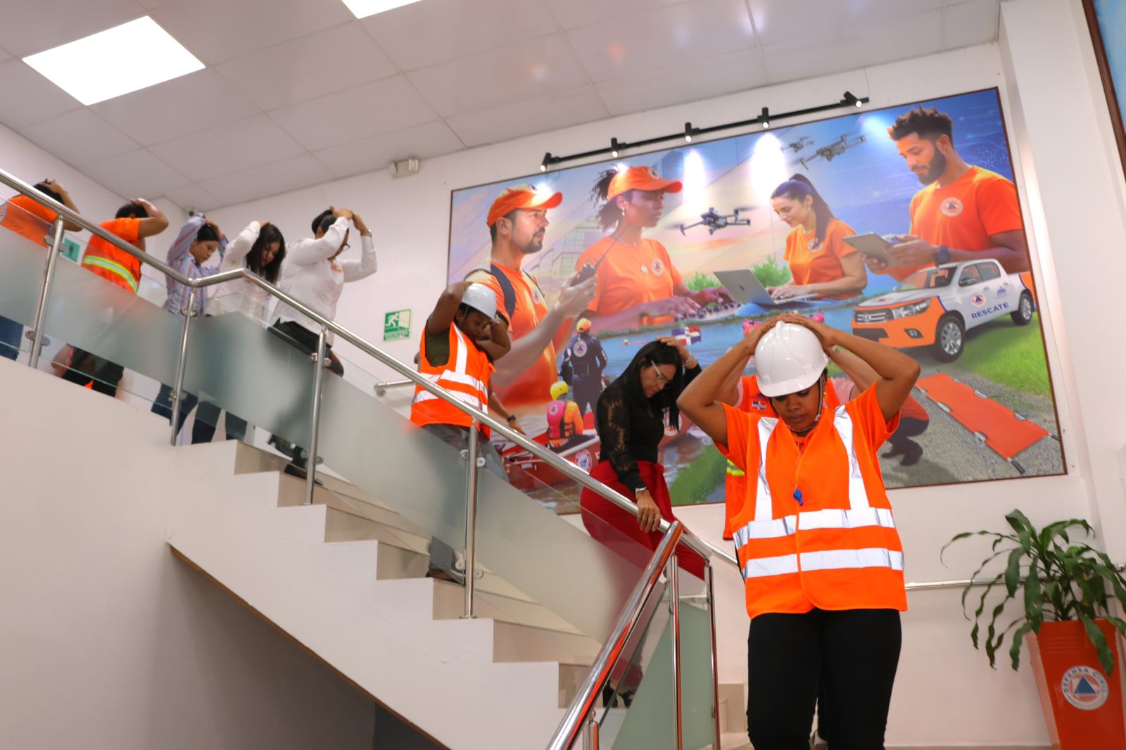 Defensa Civil participa y acompaña instituciones en “Simulacro Nacional de Evacuación por Terremoto”.