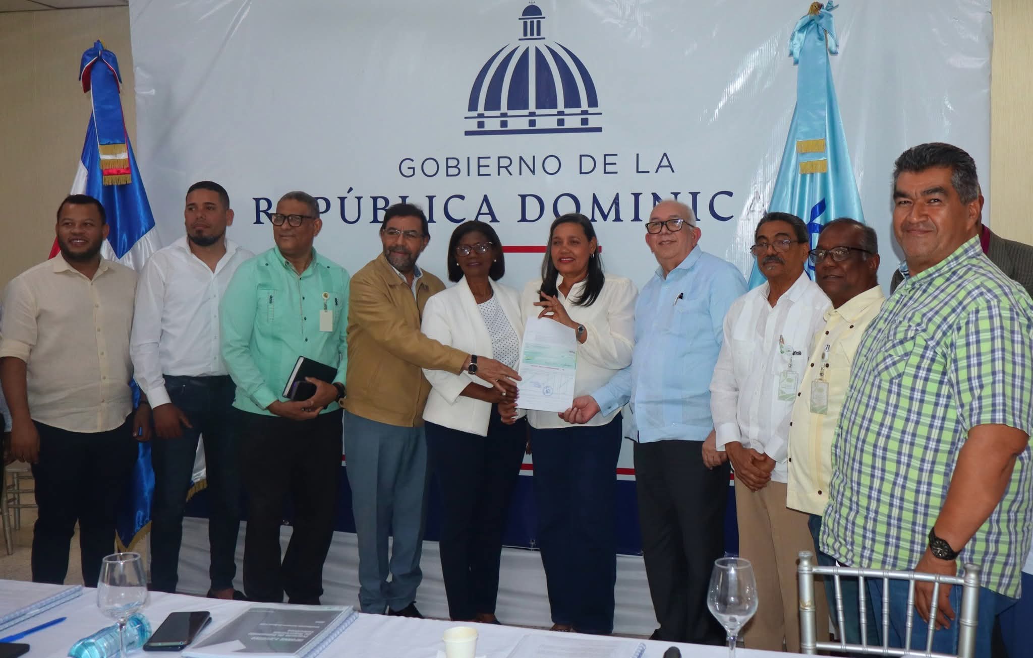 El Gobierno entrega RD$ 100 millones en apoyo a Productores y Agricultores de Azua.