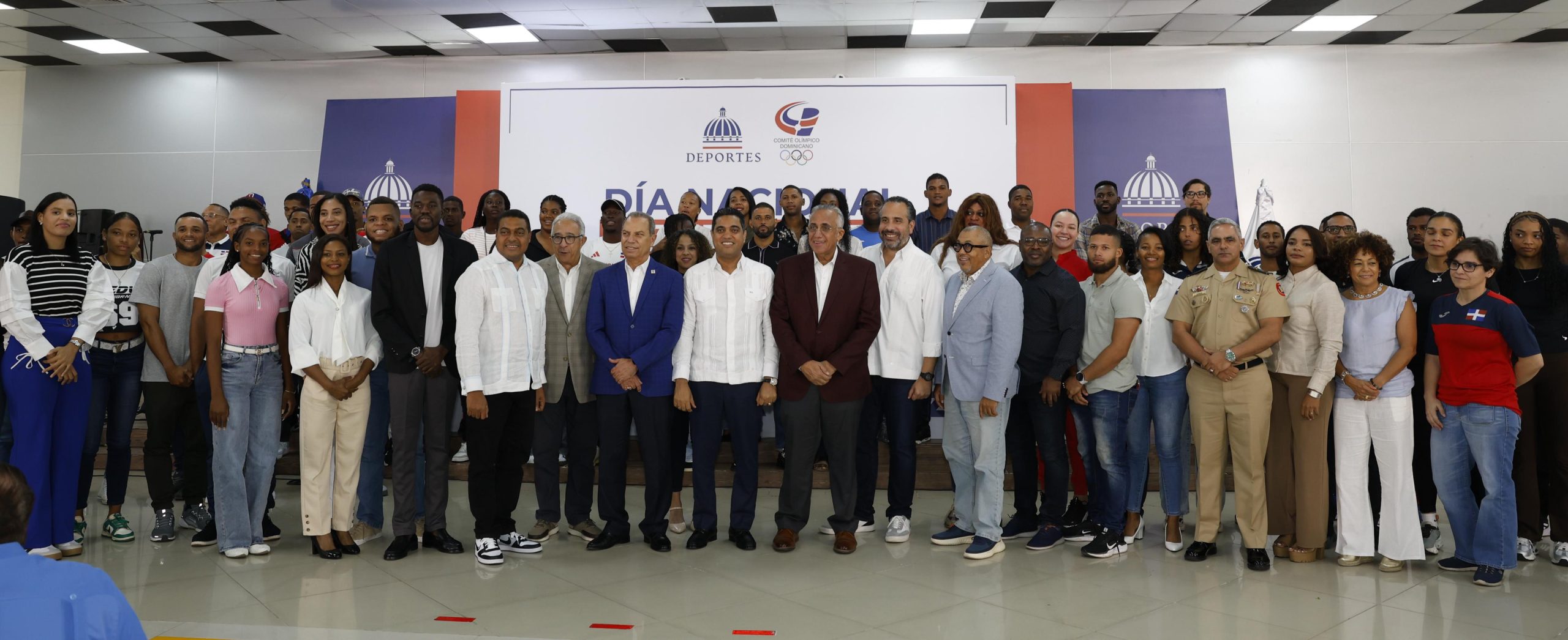 Ministro Kelvin Cruz celebra en grande junto a atletas el Día Nacional del Deporte.