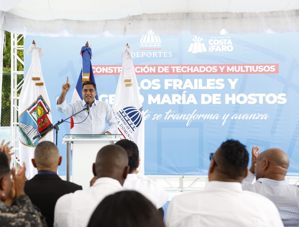 Ministro Kelvin Cruz inicia construcción de 11 techados multiusos en SDE con inversión de 300 millones.