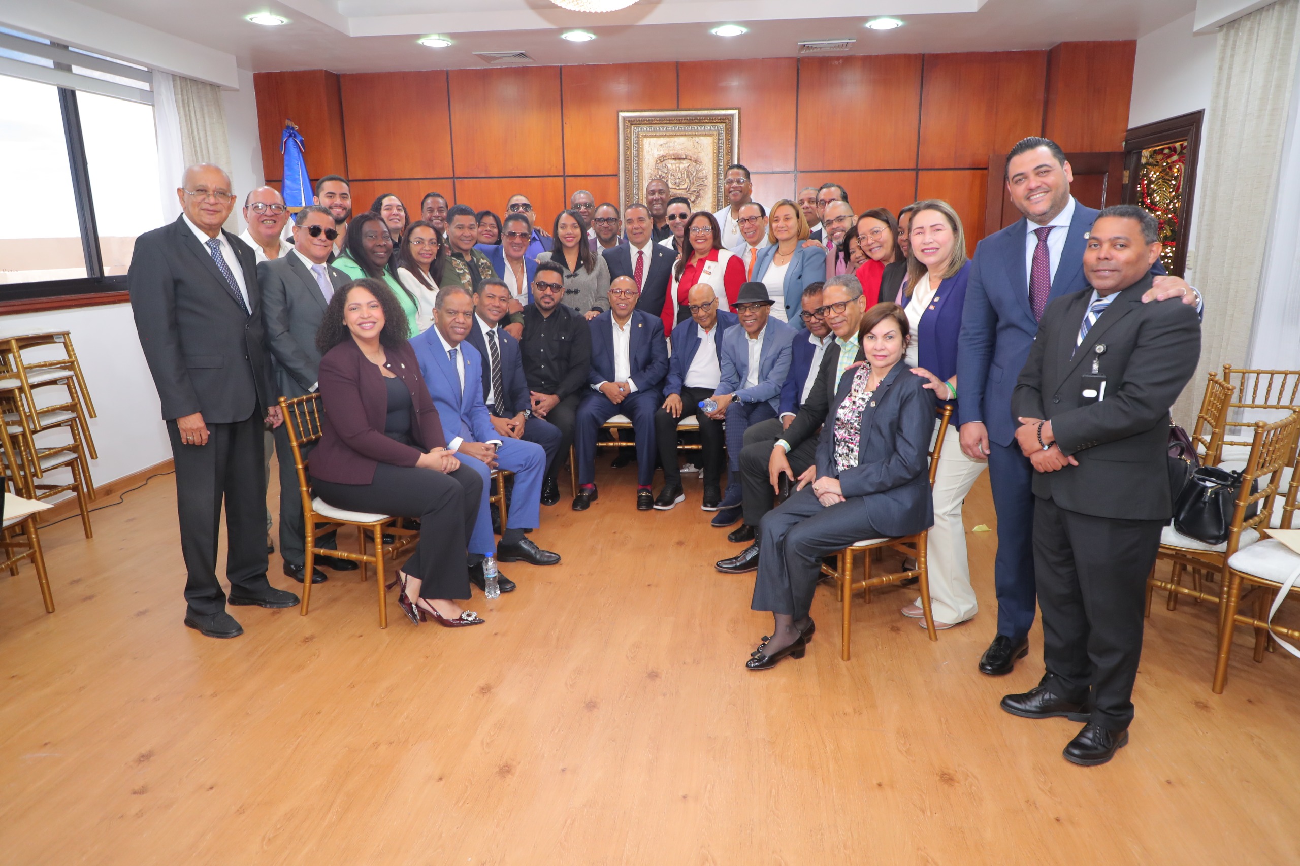 Diputados se reúnen con merengueros y bachateros interesados en proyecto de ley que beneficiará estos ritmos musicales.