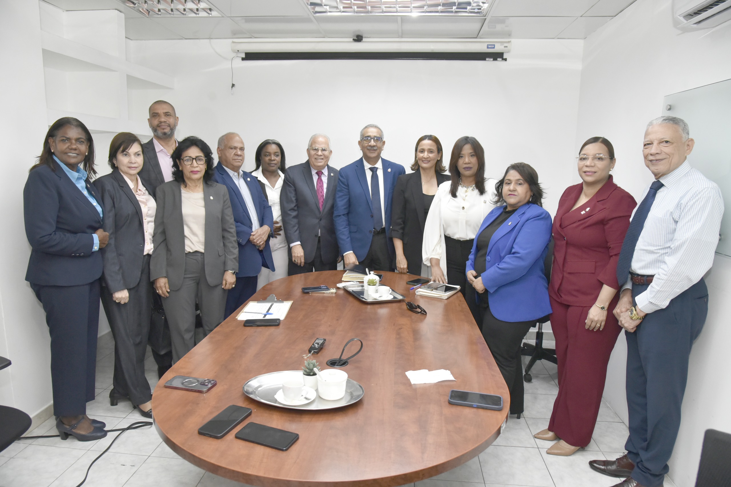 Comisión de Salud de la Cámara de Diputados visita al director del Programa de Medicamentos de Alto Costo.