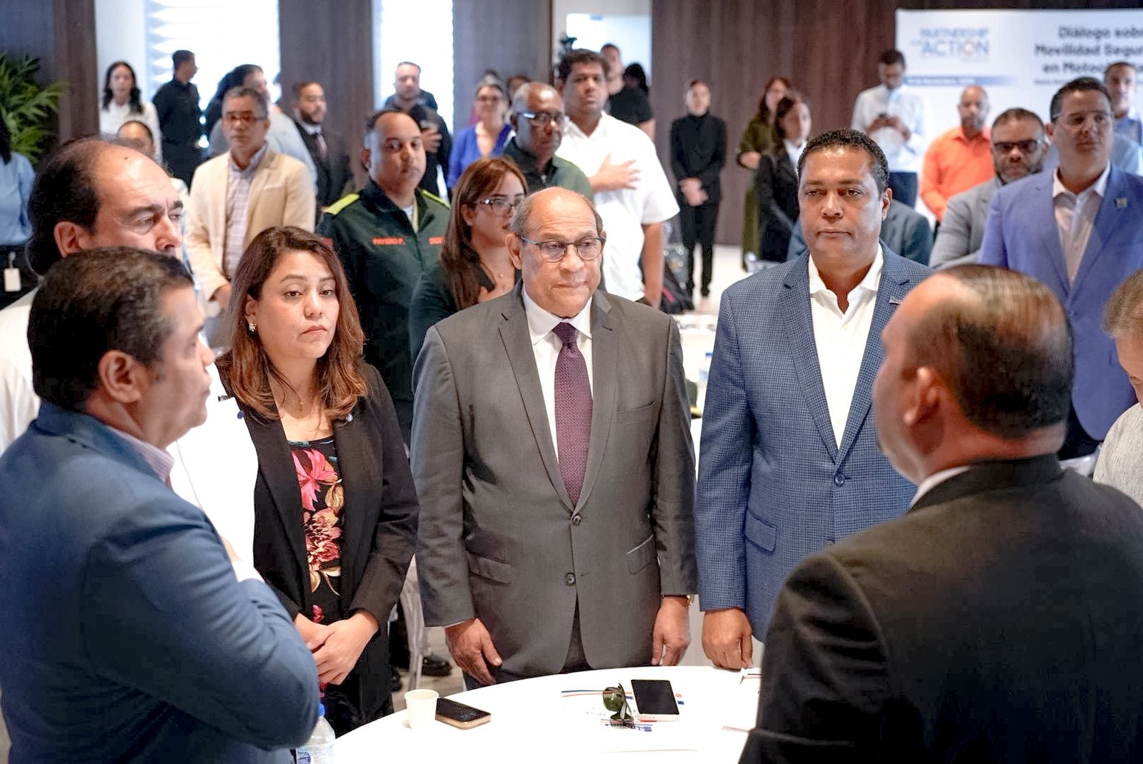 Senador Pedro Tineo encabeza mesa de trabajo con funcionarios provinciales para impulsar soluciones conjuntas en Monte Plata.