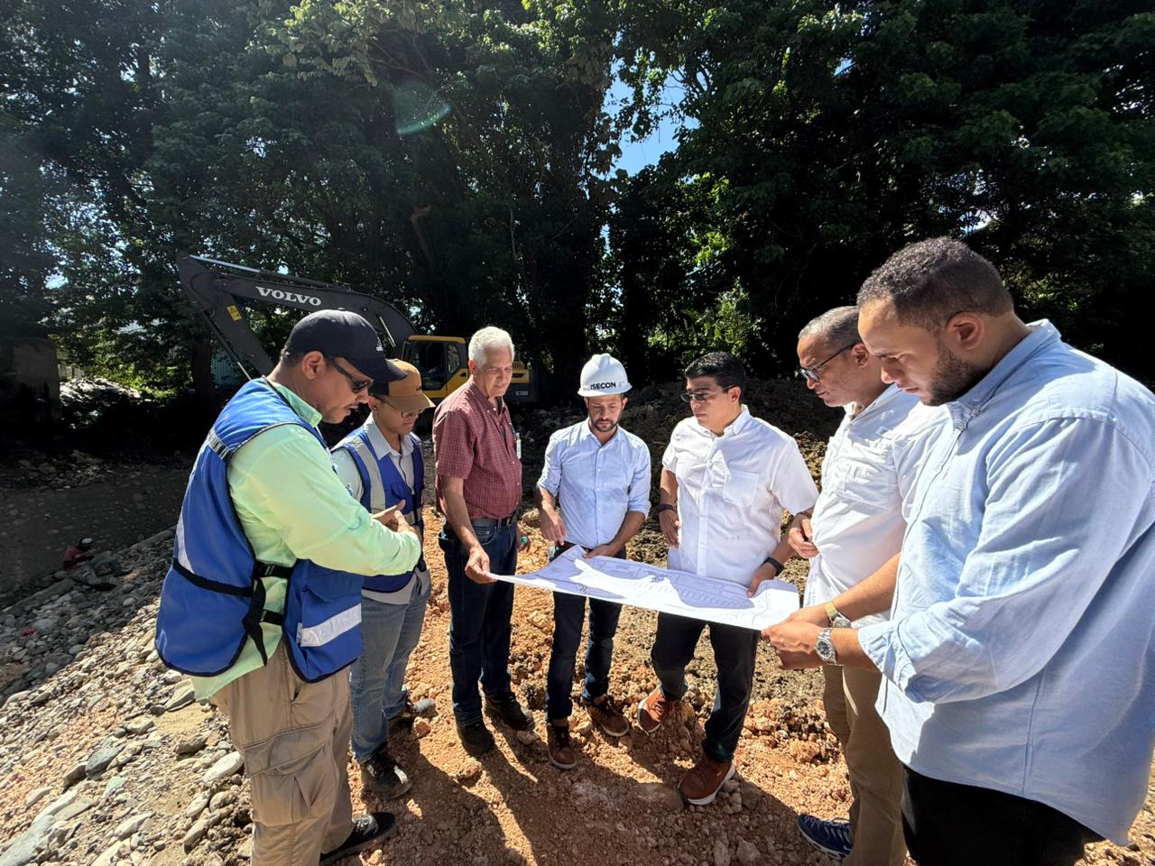 Fellito Suberví supervisa avances en trabajos cañada Guajimía que beneficiarán a 350 mil personas en SDO.