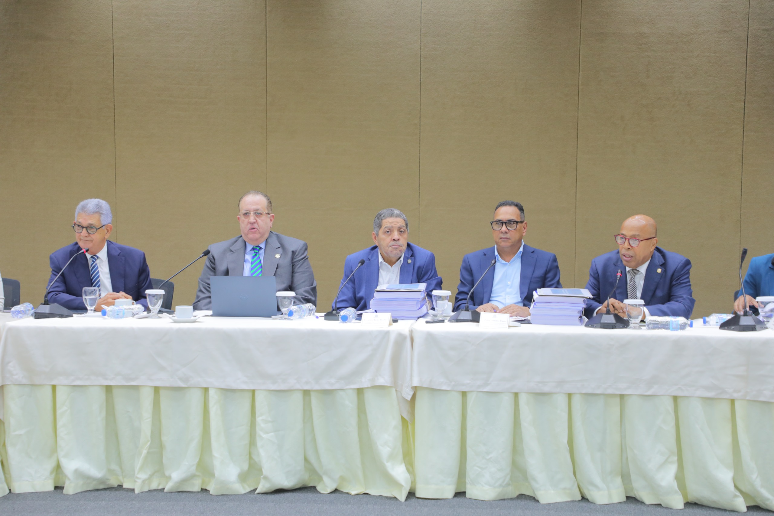 Comisión Bicameral que estudia Presupuesto del 2026 escucha al ministro de Hacienda y Economía.