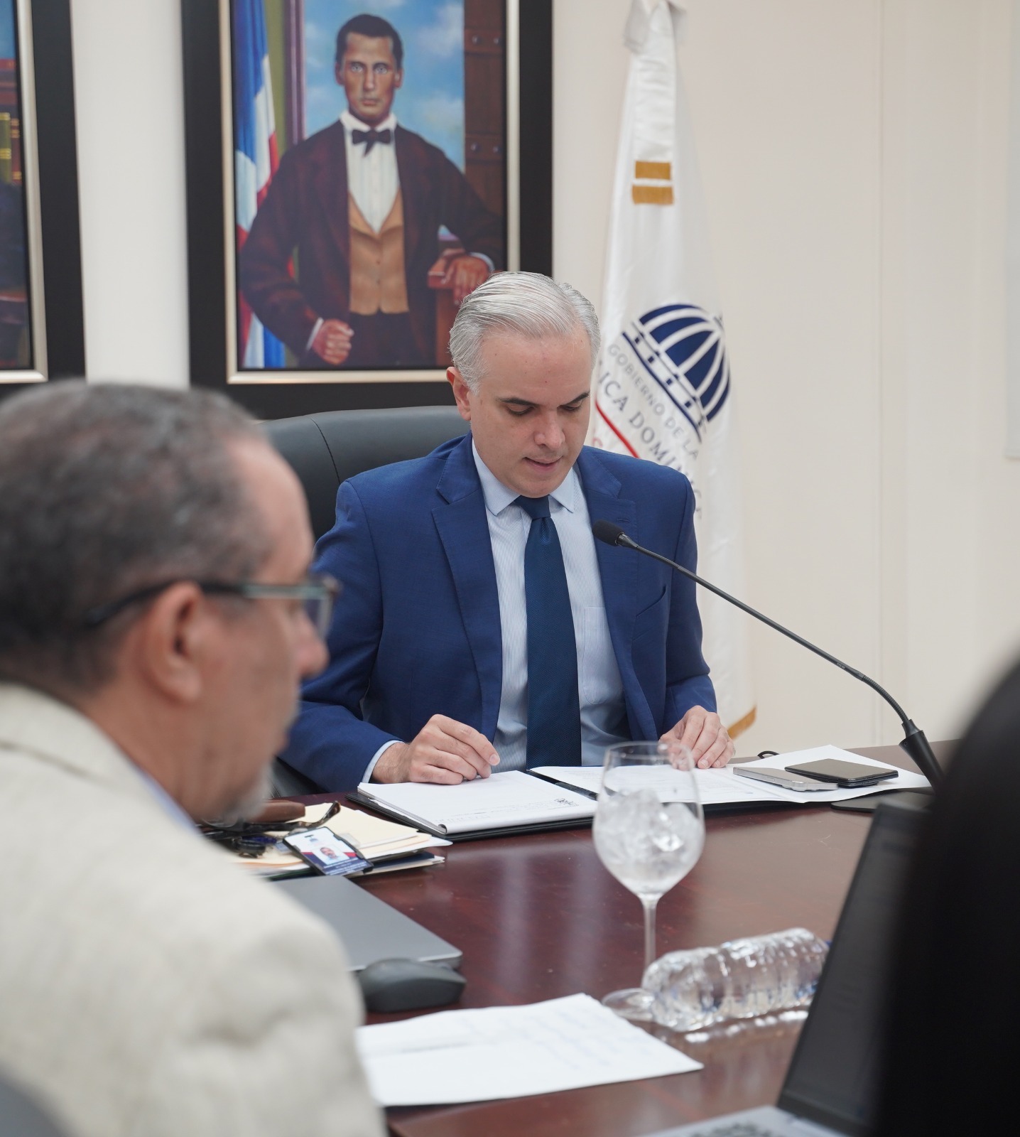 Ministro Luis Miguel De Camps socializa con directores regionales políticas de la gestión que apuntan a fortalecer la calidad educativa.