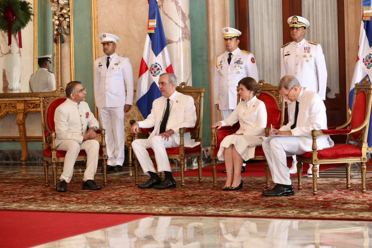 Presidente Abinader recibe siete nuevos embajadores y fortalece relaciones internacionales.