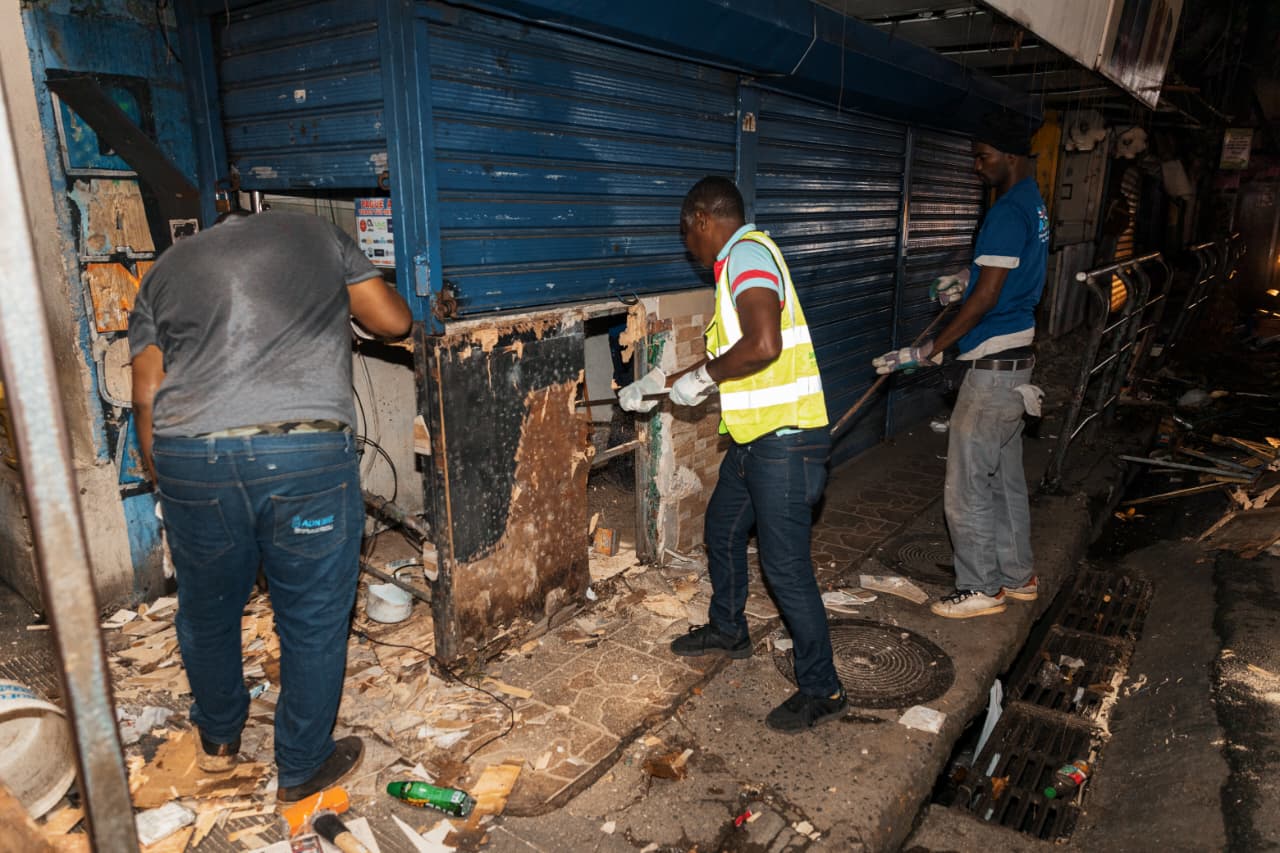 Tras más de 25 años de ocupación, Alcaldía del DN recupera aceras de la Máximo Gómez con Nicolás de Ovando.