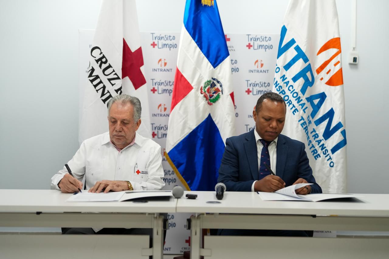 INTRANT y Cruz Roja lanzan programa Tránsito+Limpio para hacer pruebas toxicológicas a conductores en Navidad para prevenir accidentes.