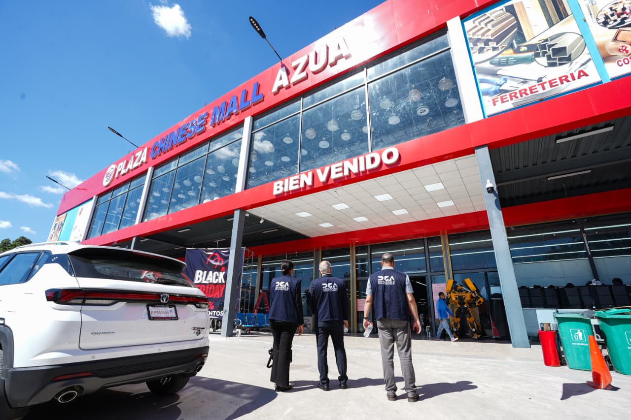 Aduanas interviene dos tiendas del sector asiático en Azúa estas acciones buscan proteger al comercio formal y garantizar la competencia justa.
