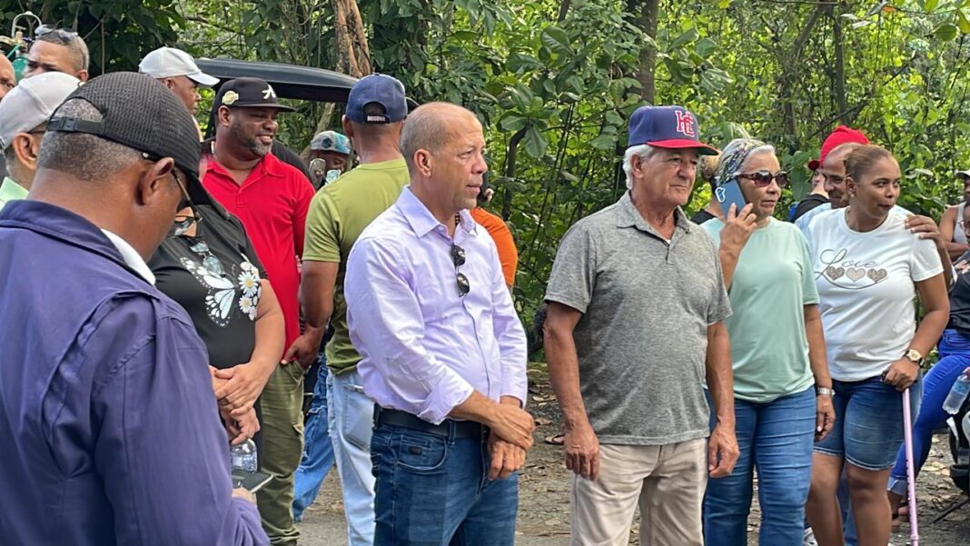 Director Distrital de Juma Bejucal realiza vigilia pacífica y exige respuesta por el deterioro del puente que comunica con San Isidro.