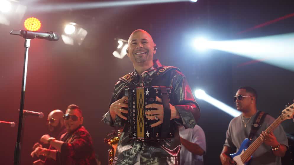 El Prodigio hizo vibrar La Casa de Alofoke con magistral presentación de merengue típico.