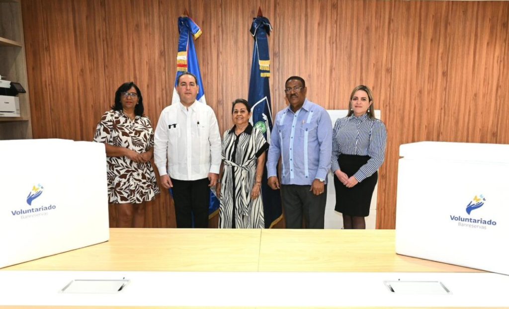 Voluntariado Banreservas dona miles de vacunas contra la influenza al Servicio Nacional de Salud.