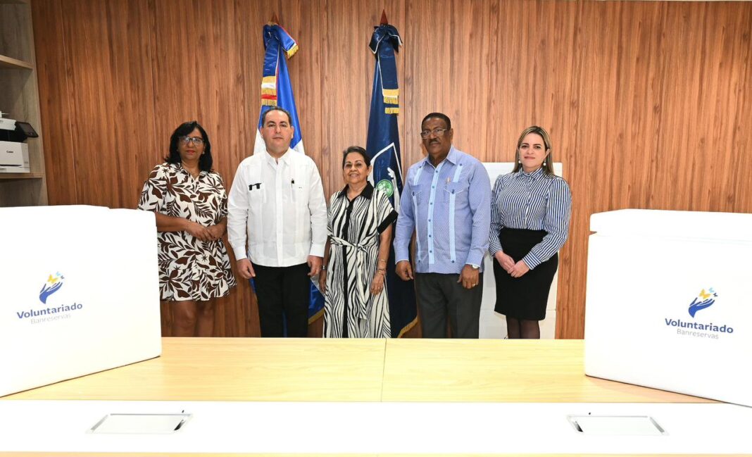 Voluntariado Banreservas dona miles de vacunas contra la influenza al Servicio Nacional de Salud.