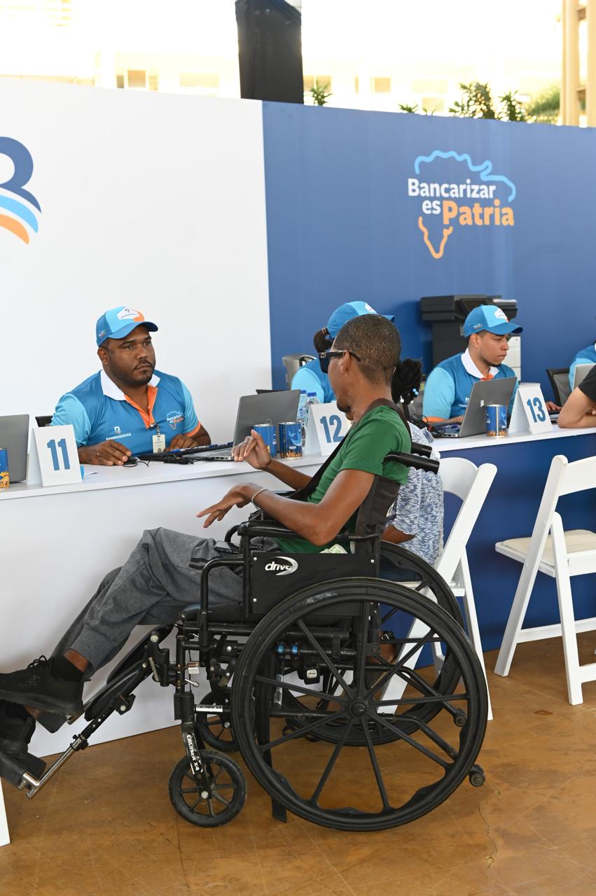 Banreservas incorpora a nuevos usuarios durante su 11ª jornada de bancarización en San Juan de la Maguana.