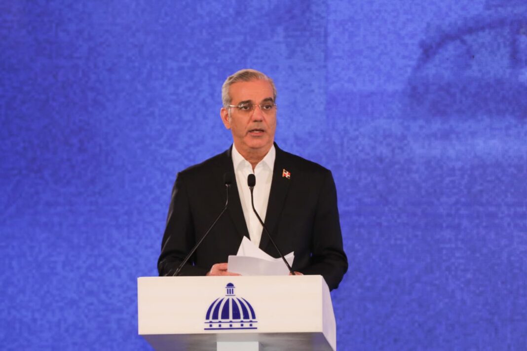 Abinader destaca liderazgo de RD en manufactura de equipos médicos y electrónicos.