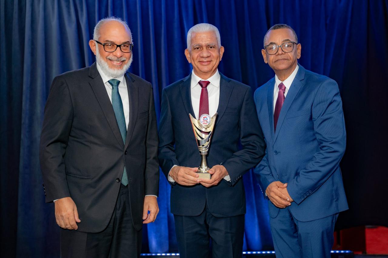 Presidente del Senado recibe reconocimiento por su gestión y aportes legislativos