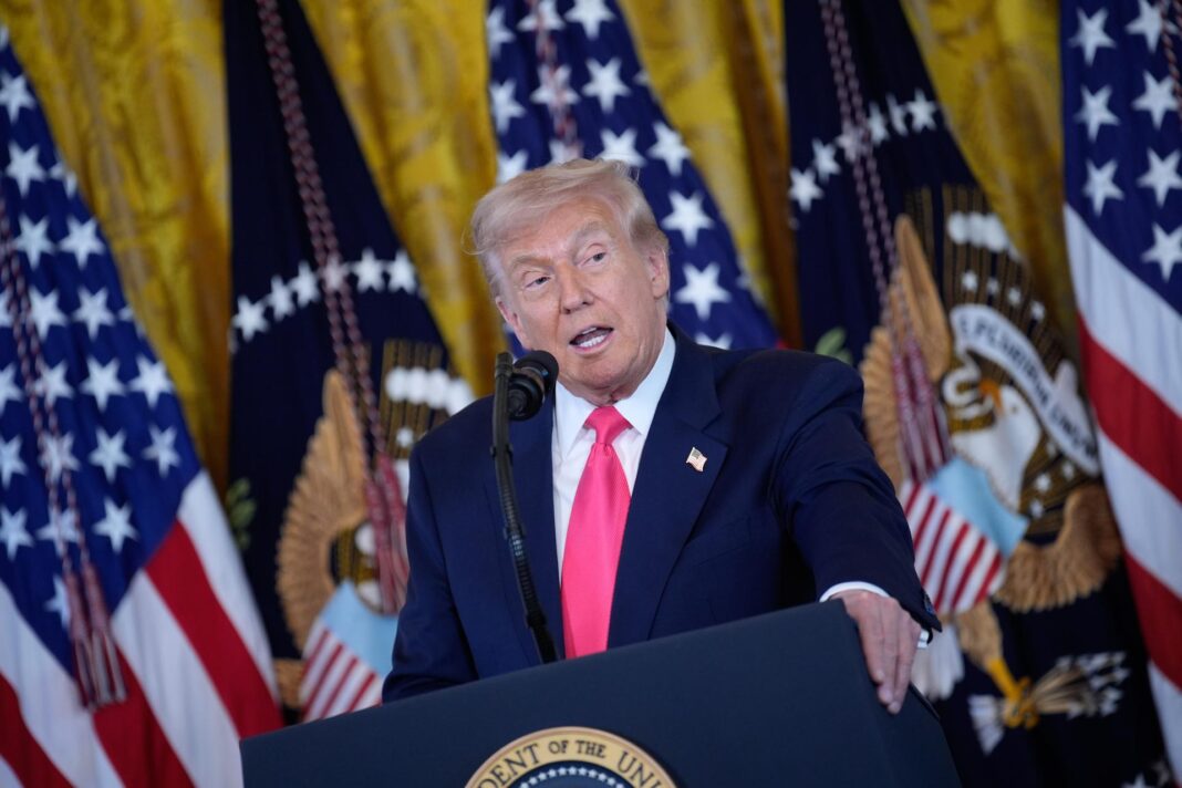 Trump avisa que "empezará a detener" el avance de narcotraficantes de Venezuela por tierra.