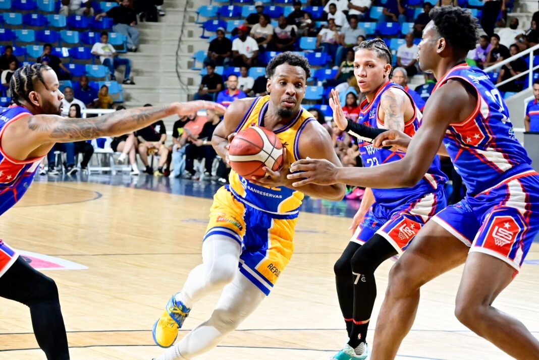 Mauricio Báez elimina a San Lázaro y enfrentará a San Carlos en la final del TBS Distrito 2025.