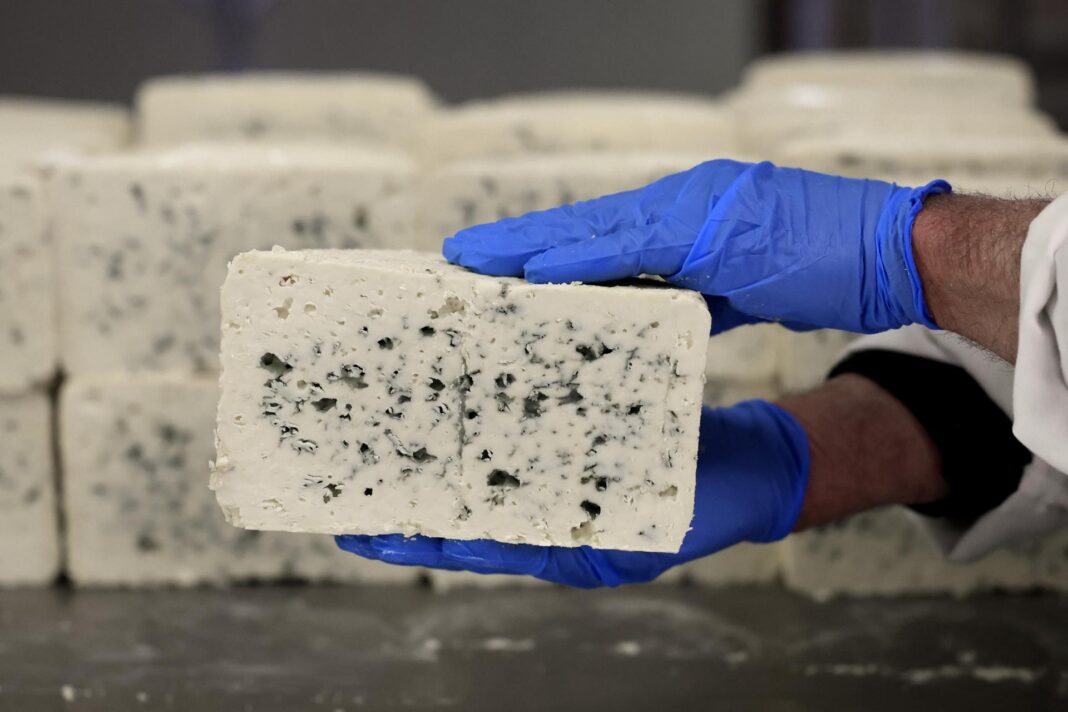 China impone aranceles provisionales de hasta el 42,7 % a algunos lácteos de la UE.