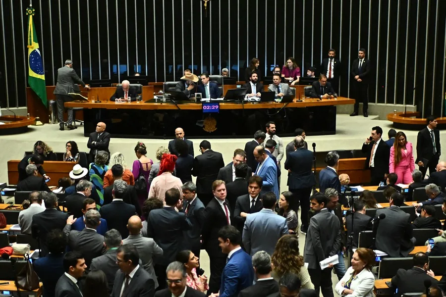 Forcejeos en el Parlamento de Brasil por un proyecto para reducir la condena a Bolsonaro