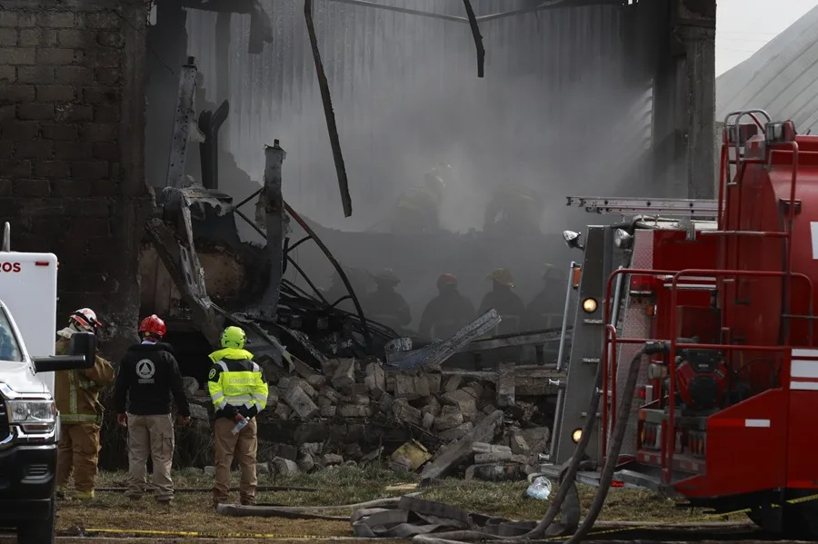 Al menos seis muertos tras la caída de una avioneta en el centro de México.