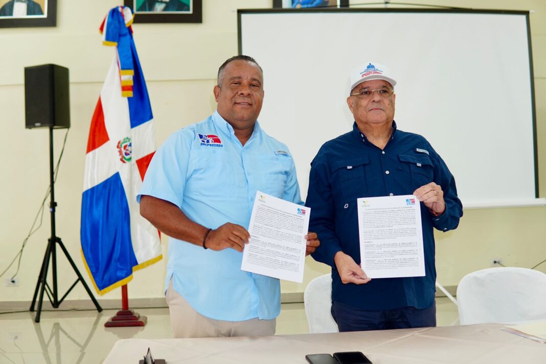 Firman acuerdo para acondicionar estadios de béisbol en la provincia Santo Domingo.
