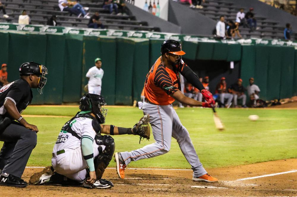 Toros logran tercera victoria seguida al dominar 6-1 a las Estrellas en San Pedro.