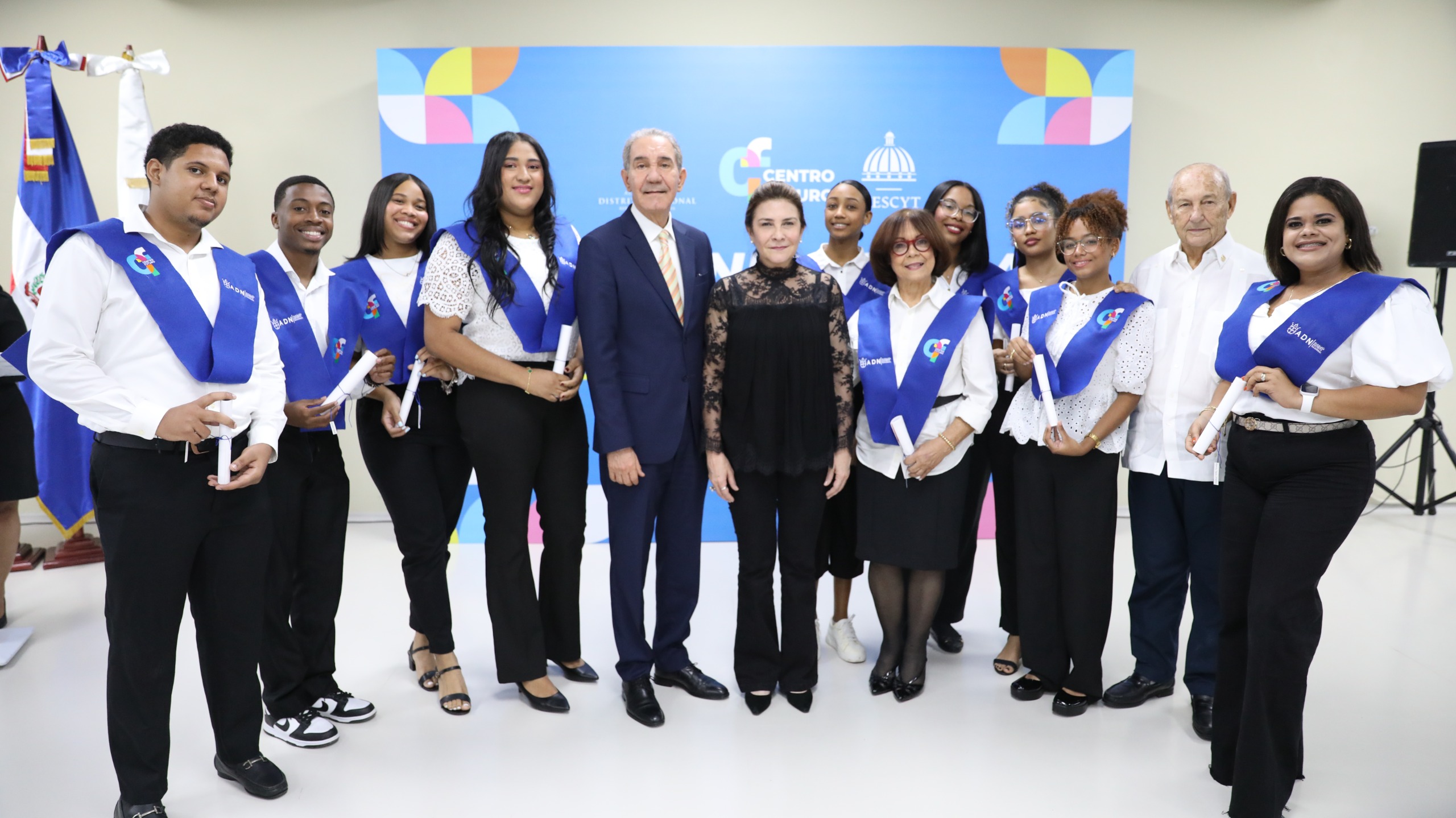 Carolina y MESCyT gradúan a 41 estudiantes del Inglés por Inmersión en Centro Futuro.