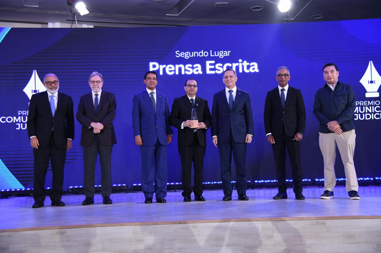 Quiroz agradece reconocimiento del Premio de Comunicación Judicial a Aplatanao News por investigación sobre feminicidios.