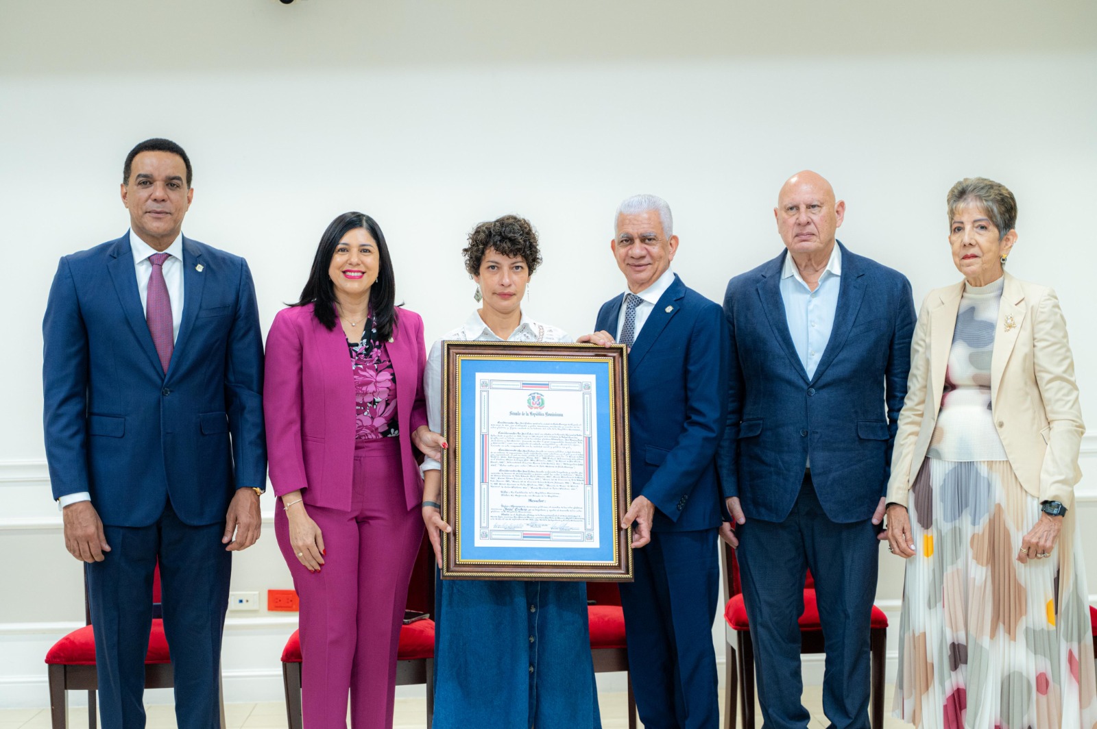 Senado reconoce trayectoria de José Cestero y Carmen Heredia.