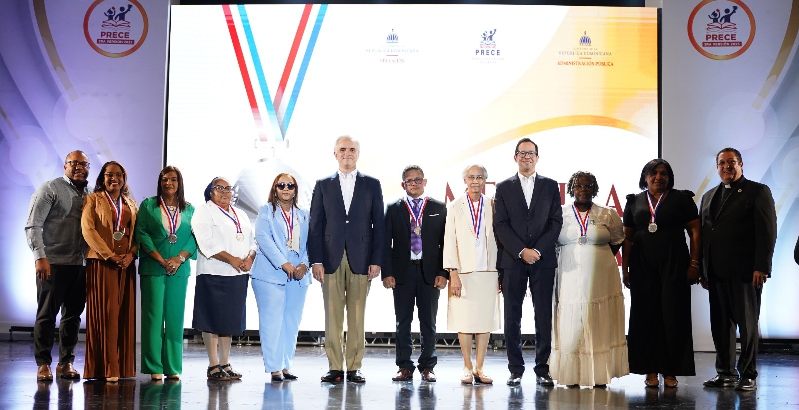 Entregan el Premio a la Calidad Educativa (PRECE) 2025 a centros, distritos y regionales con mejor desempeño.