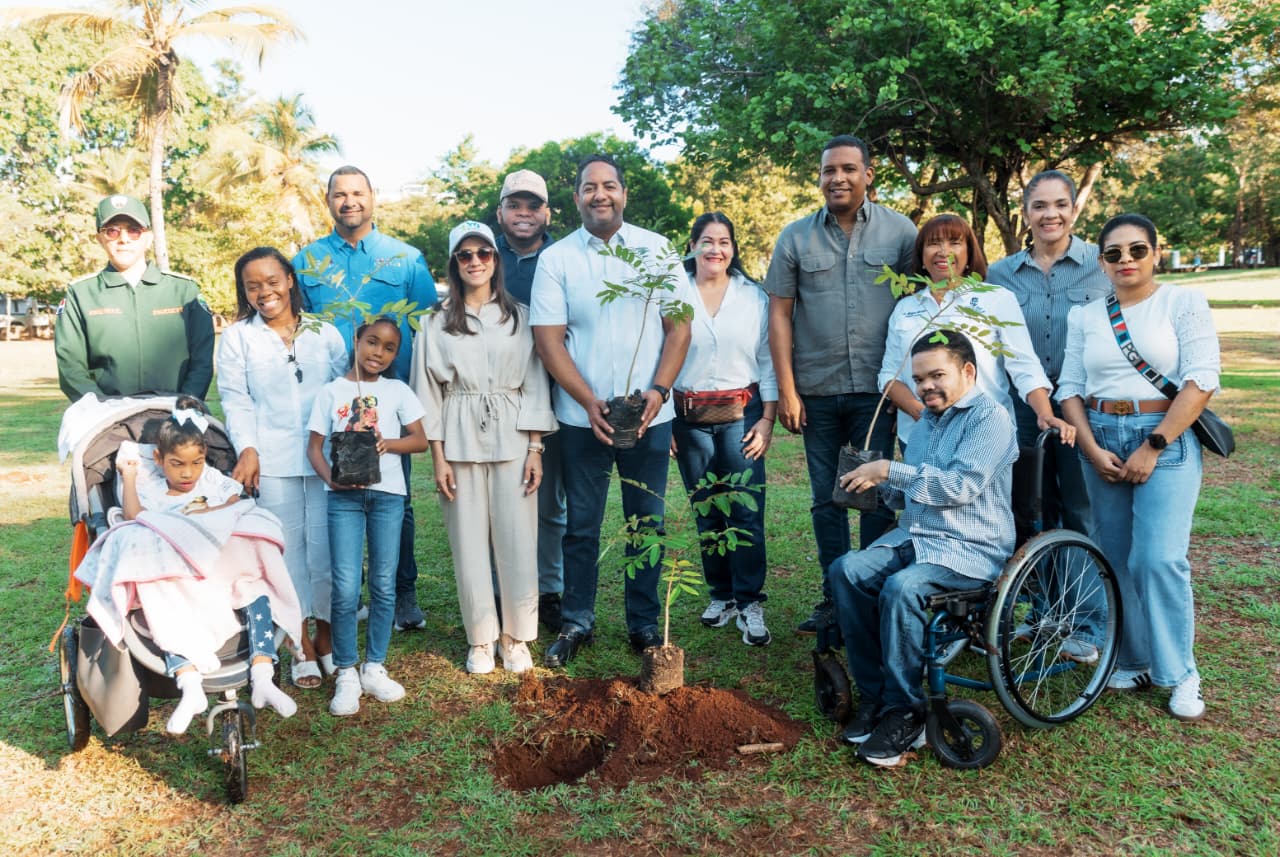 Alcaldía del DN y Conadis desarrollan siembra inclusiva en el Mirador Sur.